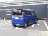 全周囲カメラが付いています。後ろはもちろん隣の駐車ラインまで見れますので車庫入れが簡単で楽しくなりそうです。