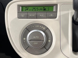 【オートエアコン】一度お好みの温度に設定すれば、車内の温度を検知し風量や温度を自動で調整。暑い&hellip;寒い&hellip;と何度もスイッチ操作をする必要はありません。快適な車内空間には必須の機能ですね♪