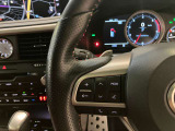 オーディオや運転支援機能などを手元で操作できるステアリングスイッチ。操作時の視線移動が少なく、安全にも貢献します。