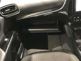 【グローブボックス】収納も充実