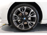【BMWアロイホイール】軽量かつ強度に拘ったアロイホイール。走行性能ポテンシャルを引き出す設計。タイヤのサイドウォールが強化されたランフラットタイヤは、パンク時にタイヤがつぶれてもリムから外れません。