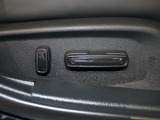 パワーシート装備車です。電動でシートが動きます、高級感がありとても便利な機能です!