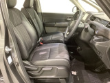 女性でも運転がしやすいように、シートの高さ調整機能(シートリフター)がついています。運転席と助手席の間が空いている為、助手席側への移動がスムーズです。交通量の多い道でも助手席側から乗り降りができます。