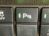 パーキングセンサーシステムは走行中に障害物が迫ると音と表示でお知らせ、低速走行時時の安心感を高めます