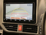 車庫入れなど後進運転時に死角をモニターで確認ができて安全です♪ ステアリング操作の参考になるガイド線も表示しますので車庫入れがニガテな方も安心ですネ!
