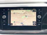 スマートフォン用アプリ[Apple CarPlay][Android Auto]対応の純正ナビ Discover Media を装備、ラジオのほか、USB、Bluetoothハンズフリー通話にも対応。