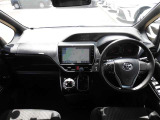 【運転席・インパネまわり】 ハンドル・シート・フロアーなど隅々までプロによるクリーニング済み☆彡キレイな車内でドライブが一層快適にお楽しみいただけます!!