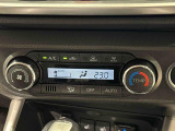 作動状態が一目でわかる液晶ディスプレイ付きAUTOエアコンを装備しています♪室内の温度を設定するとセンサーが室温を感知して、温度、風量を自動的にコントロ-ルして快適な空間を作ってくれます!