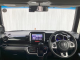 運転席は、大きな座面と包み込むような背もたれがドライバーの身体全体をしっかり支えます。上質なシート素材と座り心地のよいクッションを採用し、長時間の運転やコーナーの多い道も快適です