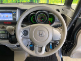 インテリアに合わせたデザインのステアリングは、運転される方のことも考え、運転しやすい形状、大きさです。是非一度、実際に触ってお確かめください。