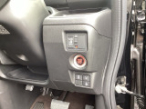 助手席側パワースライドドアです。リモコンや運転席のスイッチ操作で楽々自動開閉。