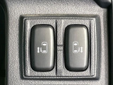 【両側パワースライドドア】スマートキーや運転席のスイッチで後席両側スライドドアの開閉が可能♪電動だから力を入れてドアを開ける必要が無く、小さなお子様でも簡単に開け閉めでき快適です♪