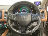 ハンドルにHondaセンシング系のクルーズコントロールやレーンキープアシストなどのスイッチと、オーディオの操作スイッチが装備されています。ハンドルから手を離さず安全に操作できます。