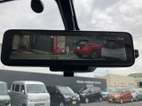 スマートルームミラー 後席に人が乗ってるときルームミラーが見えにくかったり、雨の日や夜間など後方確認がしにくいときにカメラオンで後方視界すっきり。 オフにすれば通常のミラーとしても使えます。