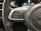 ステアリングスイッチ付きで、運転中に視線を前に向けたまま操作できます。