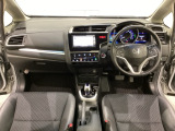 車内は光触媒抗菌消臭施工済です。インパネ周りはスタイリッシュなデザインです。グローブボックスやカップホルダーのほかにトレーなどたくさんの収納スペースが付いています。
