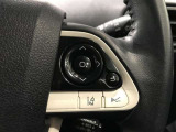 ステアリングスイッチ付きで、運転中に視線を前に向けたまま操作できます。
