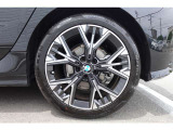【BMWアロイホイール】軽量かつ強度に拘ったアロイホイール。走行性能ポテンシャルを引き出す設計。タイヤのサイドウォールが強化されたランフラットタイヤは、パンク時にタイヤがつぶれてもリムから外れません。