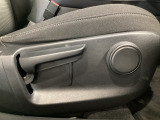 運転席にはドライバーの体型や好みに応じて前後方向だけでなく、高さの調整ができるシートリフターを装備!