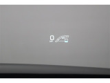 ヘッドアップディスプレイ(HUD)です。運転に必要な情報をフロントガラスの視野内に投影することで視線を外さず確認できます。視線移動や焦点調節が少なくて済むので安全性の向上に貢献します。