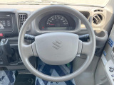 インテリアに合わせたデザインのステアリングは、運転される方のことも考え、運転しやすい形状、大きさです。是非一度、実際に触ってお確かめください。