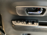 電動格納式リモコンドアミラーと、パワーウィンドウスイッチ等は運転席ドアにあります。