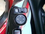 電動格納式ミラーなので、対向車などとのすれ違い時にも便利です。