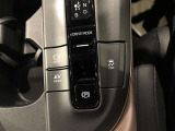 【電動パーキング】ボタンひとつでパーキングON。女性の方や運転に慣れていない方にも安心.【ブレーキホールド】信号待ちや渋滞時にブレーキを踏み続けなくてOK。