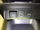 【アクセサリーソケット(電源ソケット)】電源からケーブルをつなげば、スマートフォンなどの電子機器の充電などを行うことができます!ゲーム機器や、カメラの充電にも便利ですね。