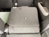 リアシートは簡単に倒すことができるので、ラゲッジルームも広がります。