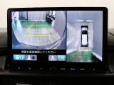 【マルチビューカメラシステム】カメラで映した周囲の映像をナビゲーション画面に表示し、ドライバーの死角を減らし運転負荷を軽減する機能です。映像は、車両の前後と左右のドアミラーに搭載した計4台で映します。