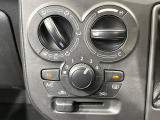寒い冬も暑い夏も全席に快適な空調を届けてくれる、ダイヤル式エアコンを装備♪