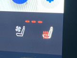 【シートベンチレーション】夏場は涼しい風でお尻や背中の熱やムレを防ぎ、冬はエアコンよりも早く温まります。レザーシートにうれしい装備で、季節を問わず快適に過ごせます。