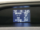 マルチインフォメーションディスプレイで、外気温、航続可能距離などをひと目で確認できます。