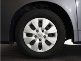 ◆純正ホイール装着車◆シンプルなデザインのホイールキャップ付きです。