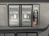 【両側パワースライドドア】スマートキーや運転席のスイッチで後席両側スライドドアの開閉が可能♪電動だから力を入れてドアを開ける必要が無く、小さなお子様でも簡単に開け閉めでき快適です♪