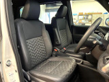運転席まわりには十分なスペースがあり、大柄な方でもゆったり運転していただける環境です。