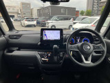 すっきりした運転席周りにはナビやエアコンの操作パネルを設置しておりますので、お一人での運転でもご安心できます。