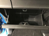 出し入れしやすいグローブボックス。