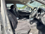 ふっくらとした座り心地のシートです!少しホールド感があり、安定した運転姿勢を保つことができますよ!