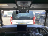 フロントガラスが大きく、ワイドな視界で運転もしやすくなるように設定されています。日差しをカットしながら、身だしなみもチェックできます。鏡付きサンバイザーで一石二鳥。
