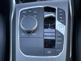 【シフトノブ】BMWの高性能オートマチックは、ATセレクトレバーを左側に倒すことで、通常の「D」から「S」(スポーツ)または「M」(マニュアル)へと切り替えが可能です。