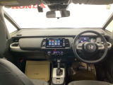 フロントガラスが大きく、ワイドな視界で運転もしやすくなるように設定されています。視認性のよいインパネ周りです。操作スイッチやカップホルダーも使いやすい位置に配置されています。