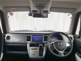 フロントガラスが大きく、ワイドな視界で運転もしやすくなるように設計されています。