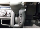 ★パネルシフトレバーは運転席より手が届きやすくて操作のしやすいシフトレバー。室内スペース確保にも配慮されてますよね!