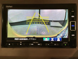 リバースギアに入れるだけで後方の表示へ切り替わります。夜間や雨の日の駐車も楽になりますよ。