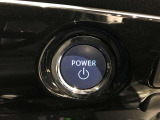スマートキーを携帯していればキーを取り出さずにドアを施錠&解錠。クルマの始動も可能です。