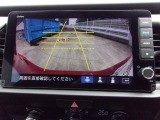 バックカメラの画像です。ガイドラインがスムースな車庫入れをサポートいたします。車庫入れの安心感がアップしますね。