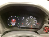ハイブリット車専用のメーターです。右側の大型スピードメーターに加え、ステアリングスイッチを使って左のマルチインフォメーション・ディスプレイで燃費や動力伝達などの情報が見れるようになっています。