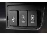 ナビと外部機器を接続するためのUSB差込口以外にも、充電用の2.5AUSB差込口を2個備えています!